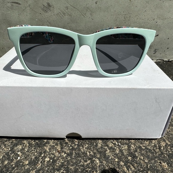 NWT Jamberry Sunglasses $5 per piece or $30 for a box of 10 - Picture 1 of 6
